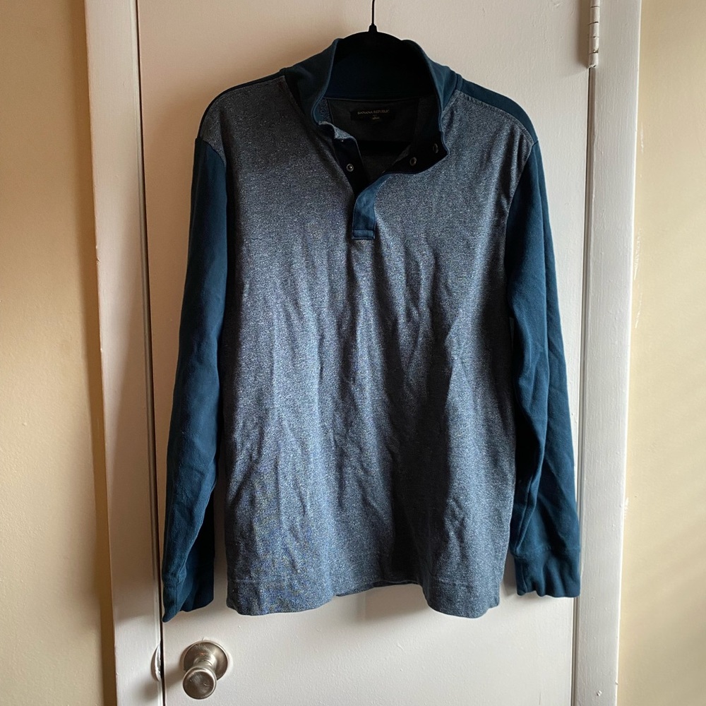 *Banana Republic men’s Pullover Henley Sweater size large